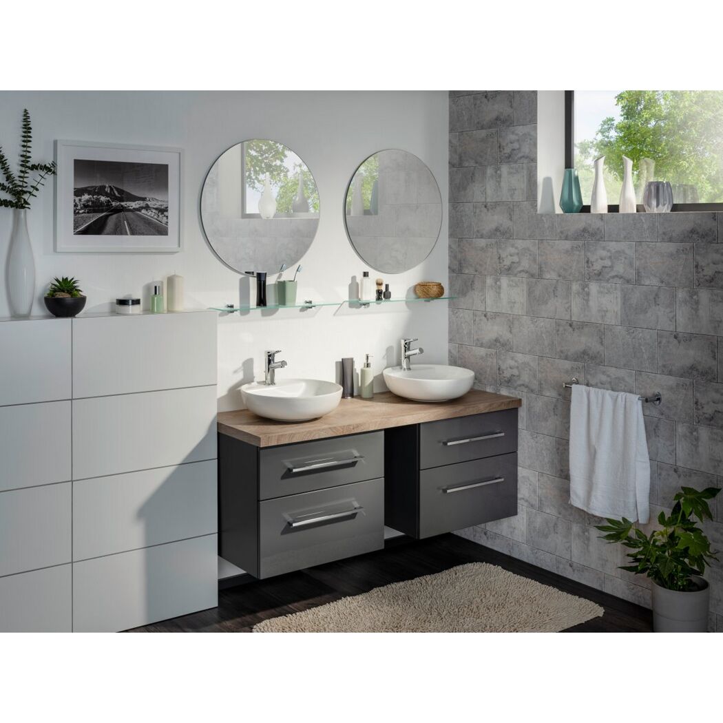 Modernes Badezimmer mit Doppelwaschbecken und grauen Schränken.