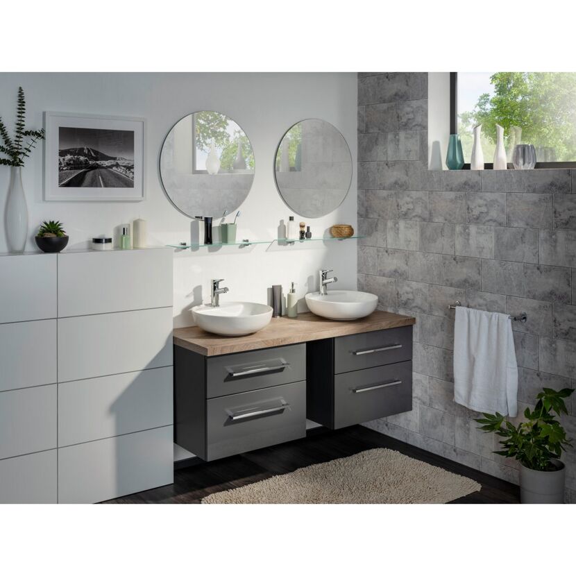 Modernes Badezimmer mit Doppelwaschbecken und grauen Schränken.
