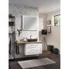Modernes Badezimmer mit Waschbecken und Spiegel
