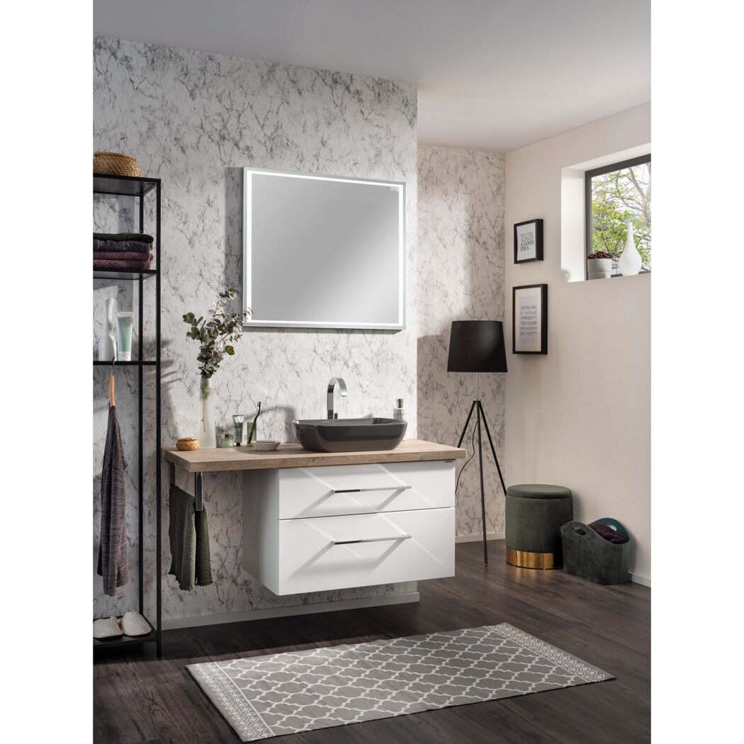 Modernes Badezimmer mit Waschbecken und Spiegel