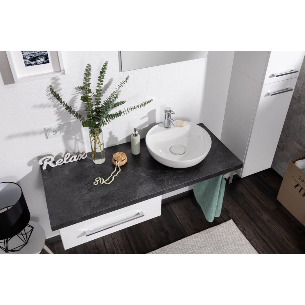 Waschtisch mit Unterschrank, Handtuch, Seifenspender und Deko