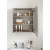 Geöffneter Spiegelschrank mit Hygieneartikeln