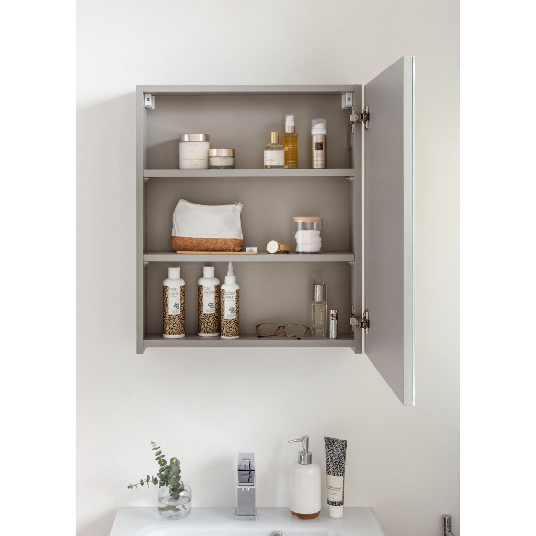 Geöffneter Spiegelschrank mit Hygieneartikeln