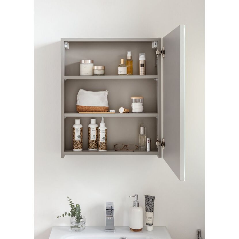 Geöffneter Spiegelschrank mit Hygieneartikeln