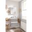 Badezimmer mit Spiegelschrank und Waschbeckenunterschrank