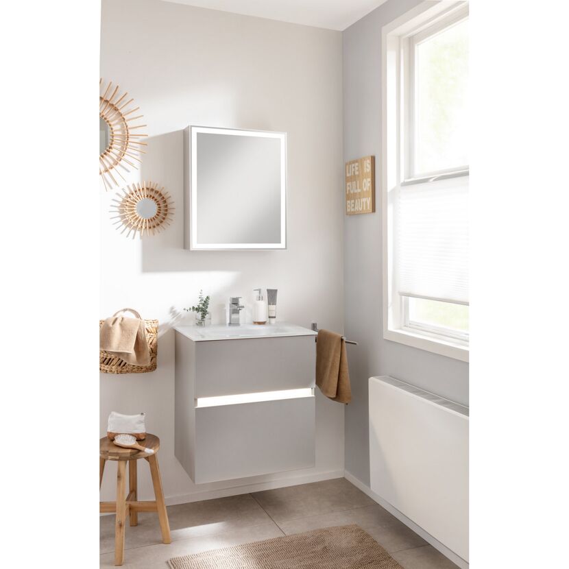 Badezimmer mit Spiegelschrank und Waschbeckenunterschrank