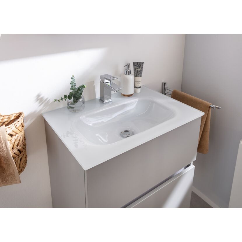 Waschbeckenunterschrank mit Glasplatte, Armatur und Hygieneartikeln