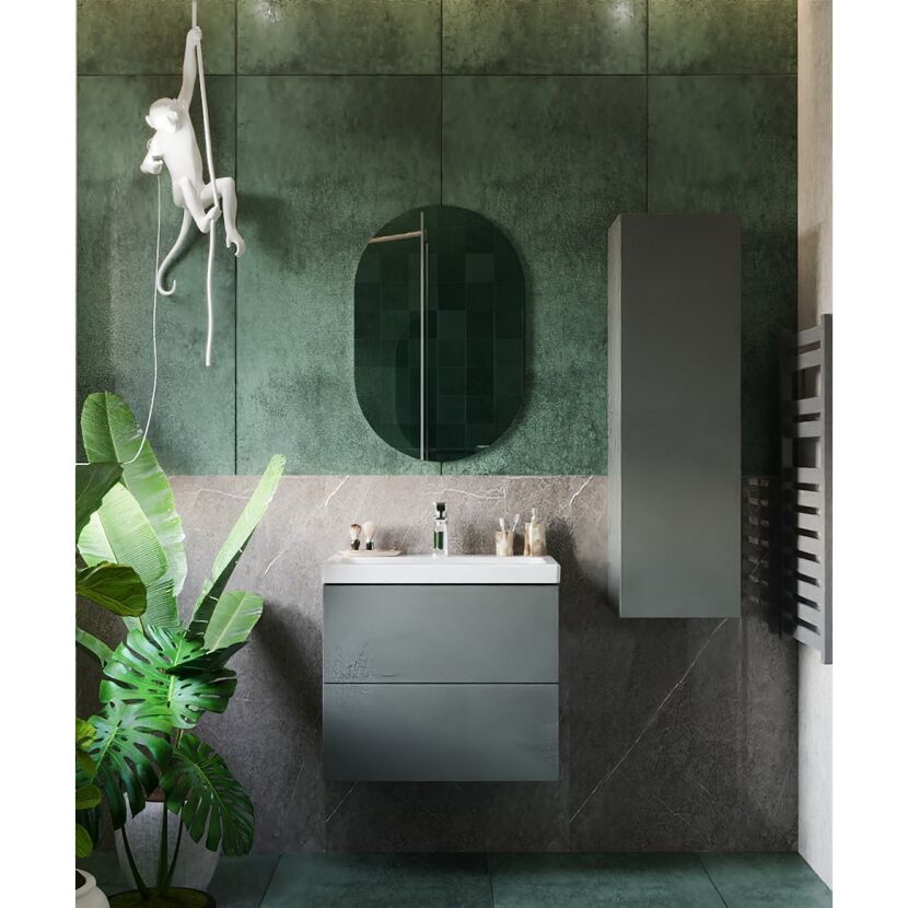 Badezimmer mit ovalem Spiegel, Waschbeckenunterschrank und Hängeschrank in grün.