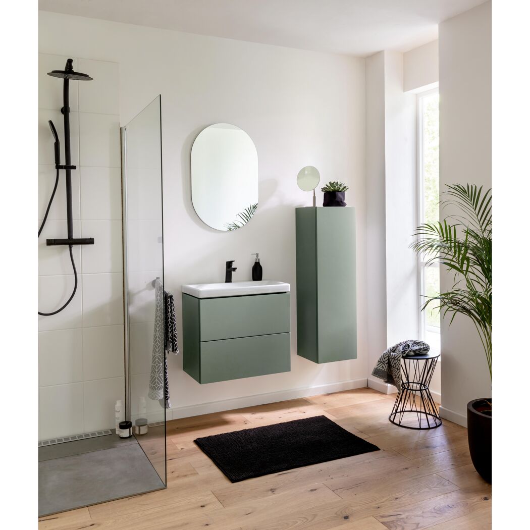 Modernes Badezimmer mit grünem Waschbeckenunterschrank und schwarzer Duscharmatur.
