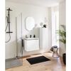 Modernes Badezimmer mit weißem Waschbeckenunterschrank und schwarzer Duschstange.