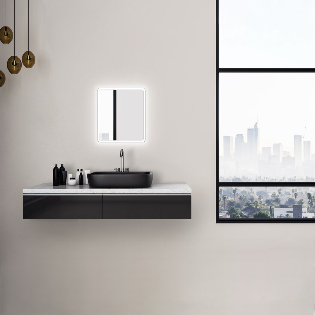 Badezimmer mit Waschbecken, Spiegel und Fenster mit Stadtblick