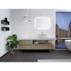 Modernes Badezimmer mit Waschbecken und Fenster mit Blick auf die Skyline.