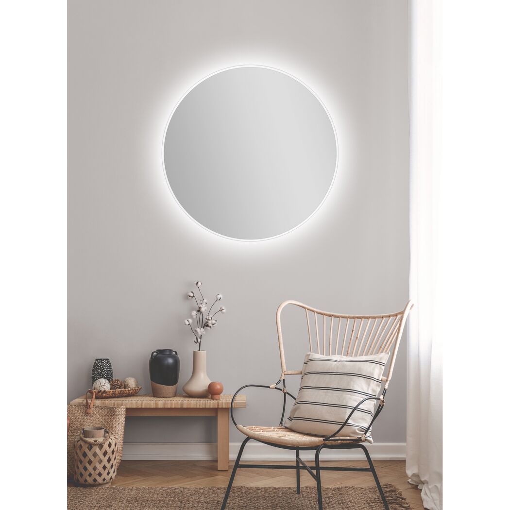 Runder LED-Spiegel an der Wand