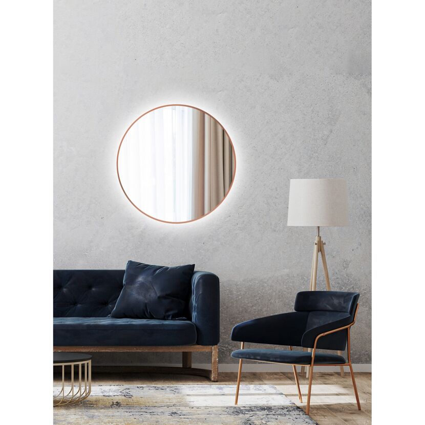 Runder LED-Spiegel über blauem Sofa