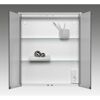 Geöffneter Spiegelschrank Nelma weiß mit drei Glasablagen.