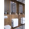 Modernes Badezimmer mit weißem Waschbeckenunterschrank und Holzwand.
