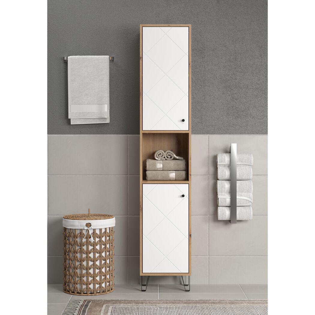 Weißer Hochschrank mit Handtüchern und Wäschekorb