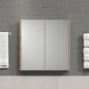 Spiegelschrank mit zwei Spiegeltüren und Handtüchern