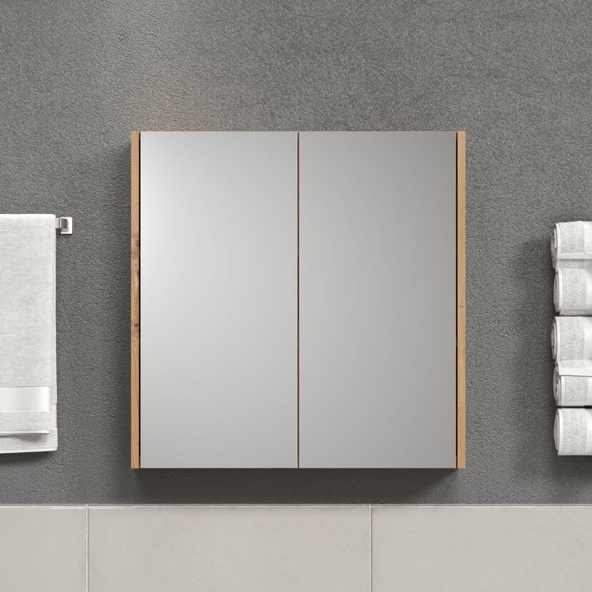 Spiegelschrank mit zwei Spiegeltüren und Handtüchern