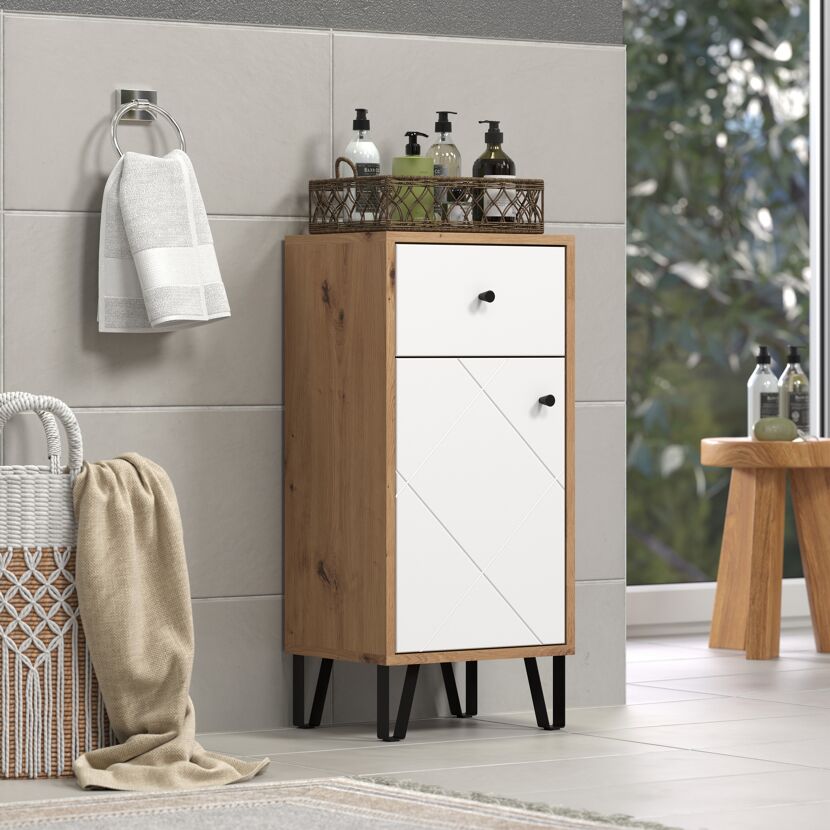 Weißer Hochschrank mit Holztüren und Ablagefläche