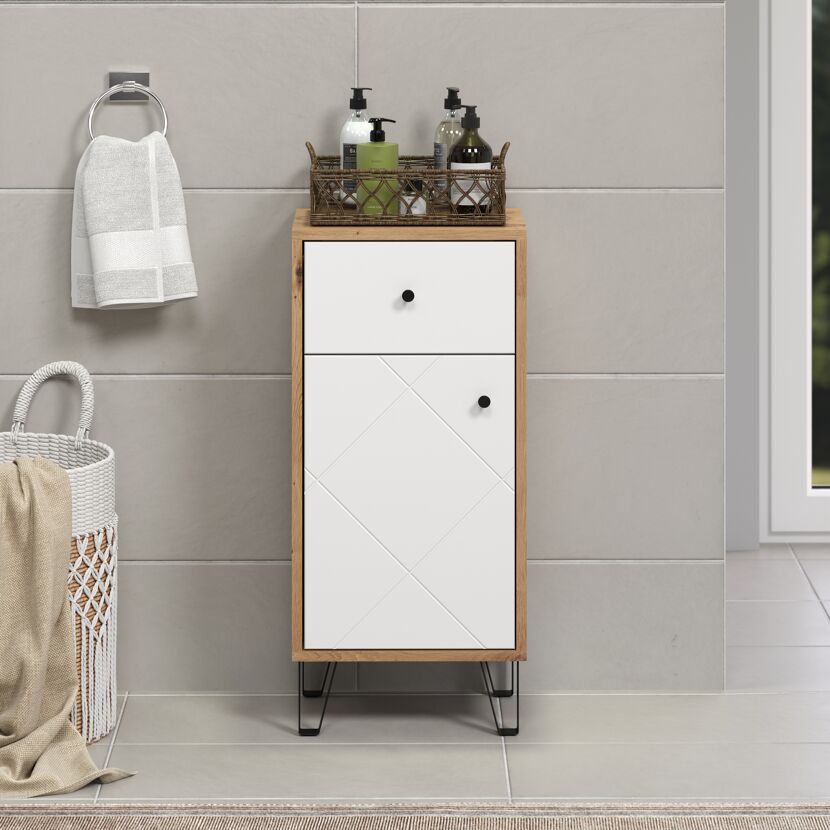 Weißer Badschrank mit Holzelementen und Korb mit Badartikeln