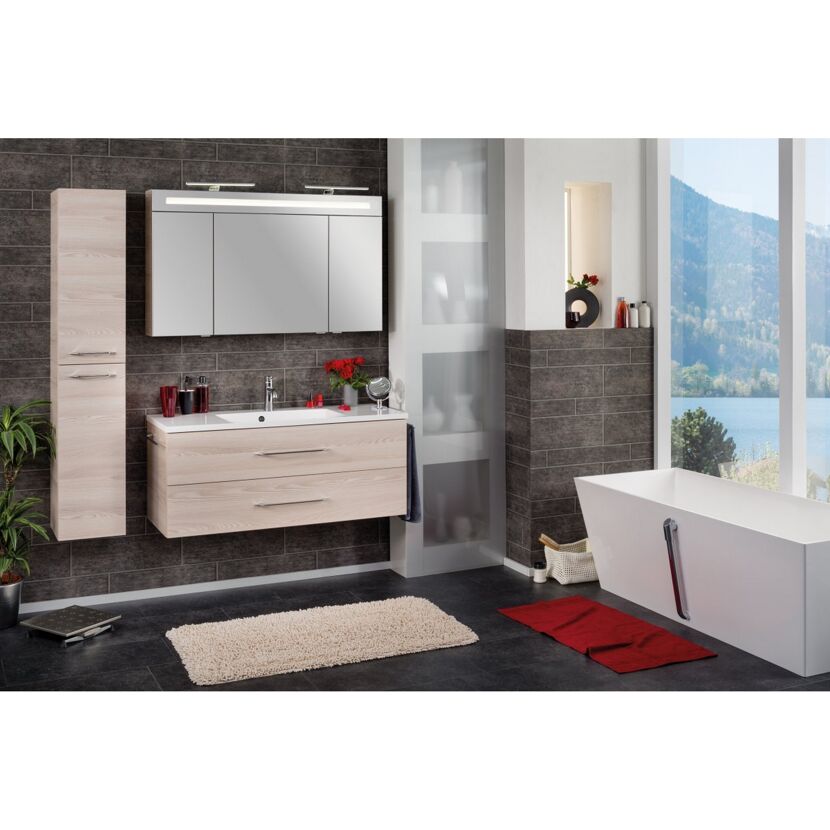 Modernes Badezimmer mit Badewanne und Waschbecken