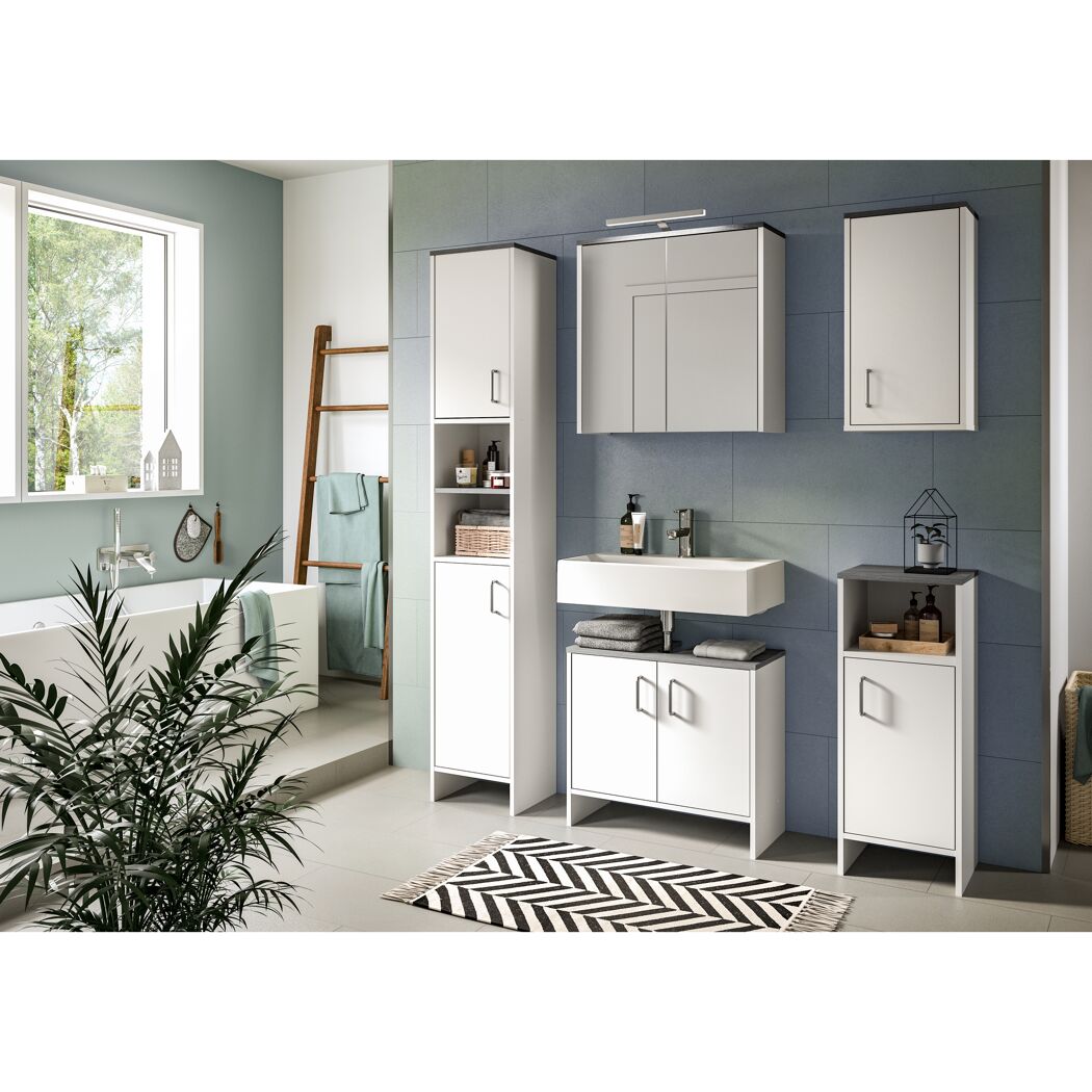 Weißer Hochschrank im modernen Badezimmer