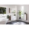 Modernes Badezimmer mit weißem Waschbecken und braunem Spiegelschrank