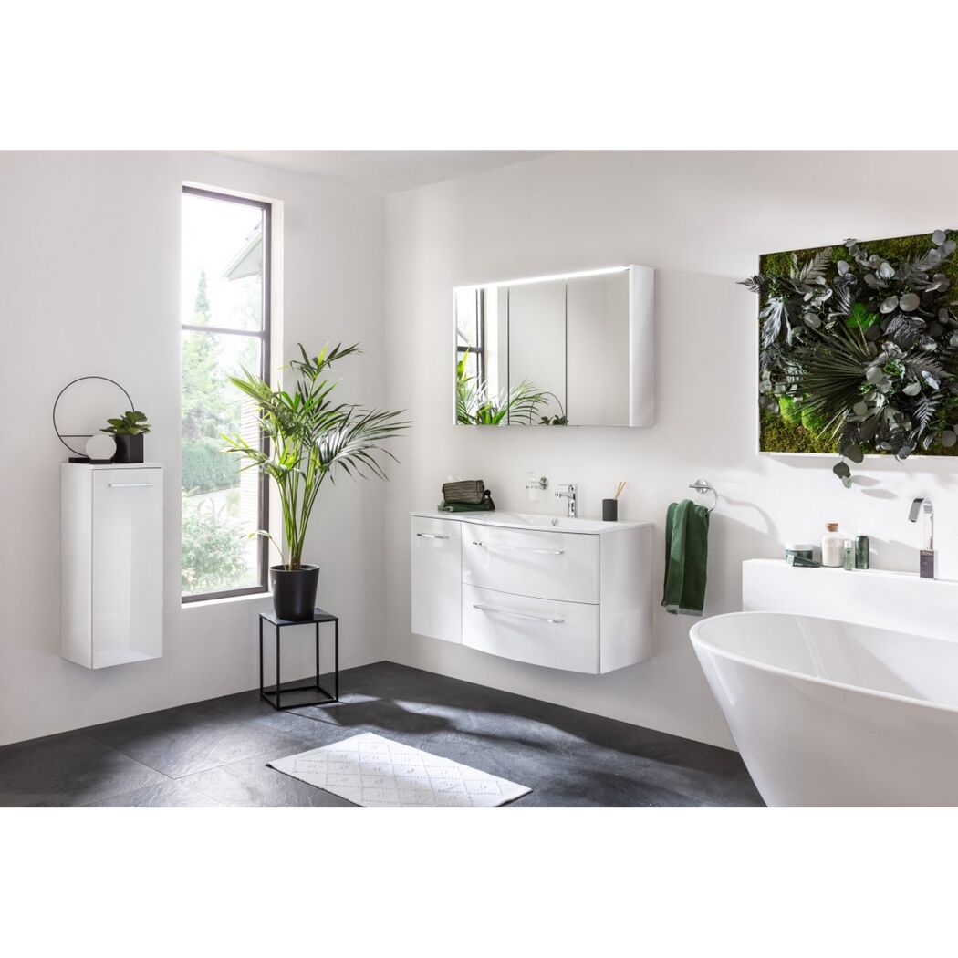 Modernes Badezimmer mit weißen Möbeln und grünen Akzenten