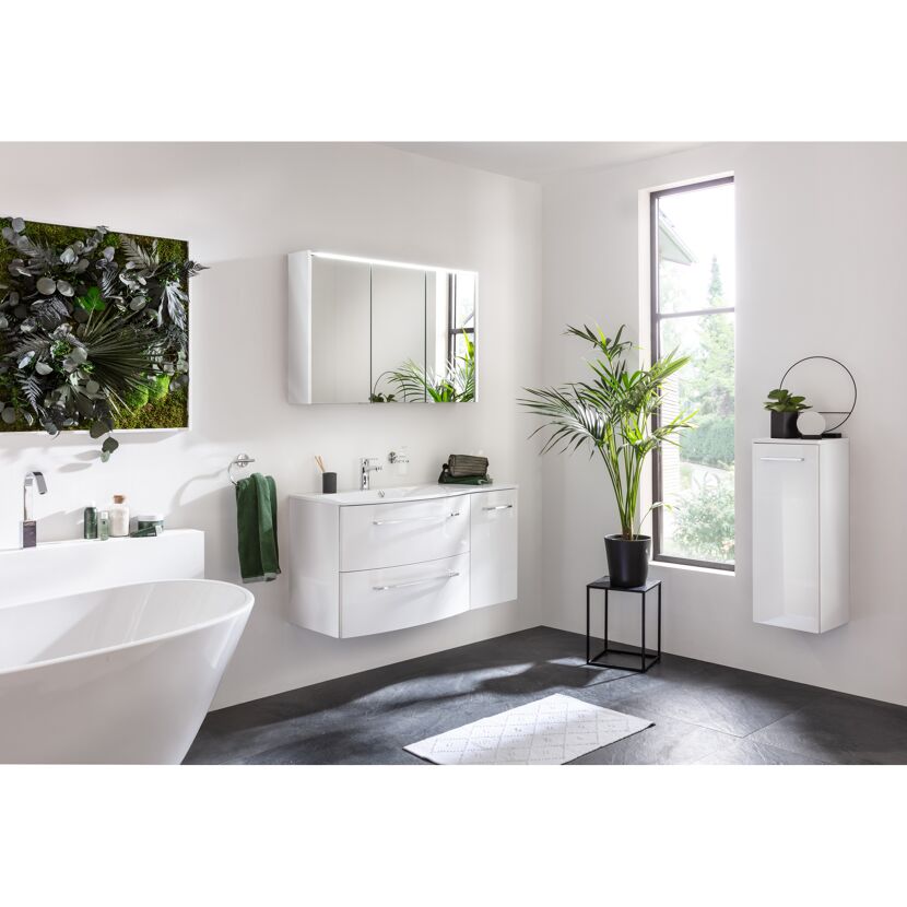 Modernes Badezimmer mit weißen Möbeln und grünen Pflanzen