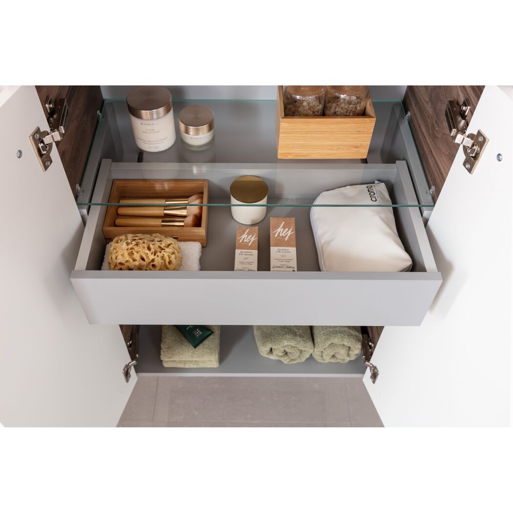 Offener Badschrank mit Kosmetikartikeln und Handtüchern