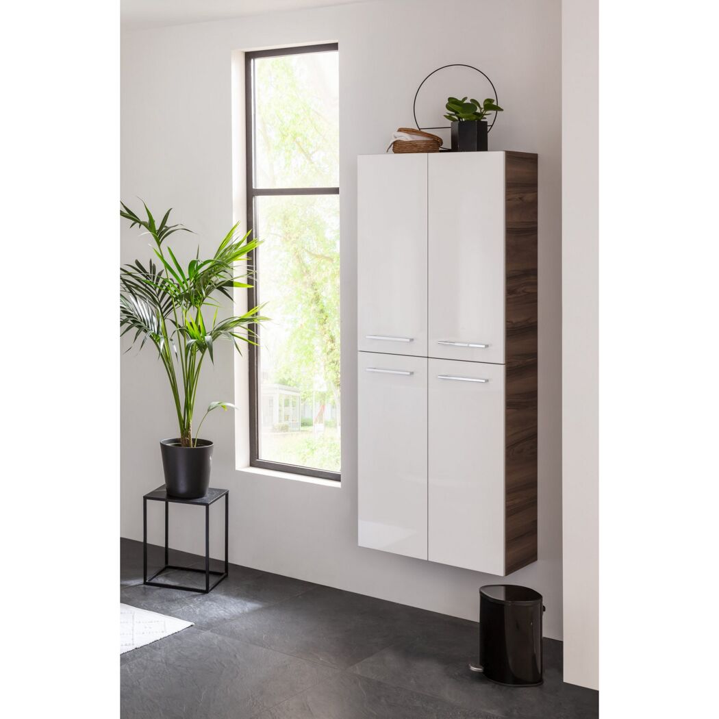 Weißer Hochschrank mit Holzakzenten an einer Wand.