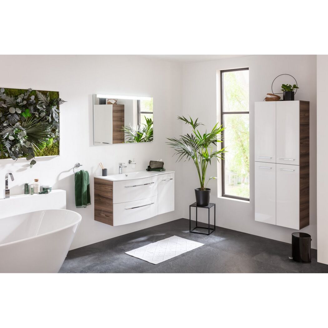 Modernes Badezimmer mit weißen Möbeln und Holzakzenten