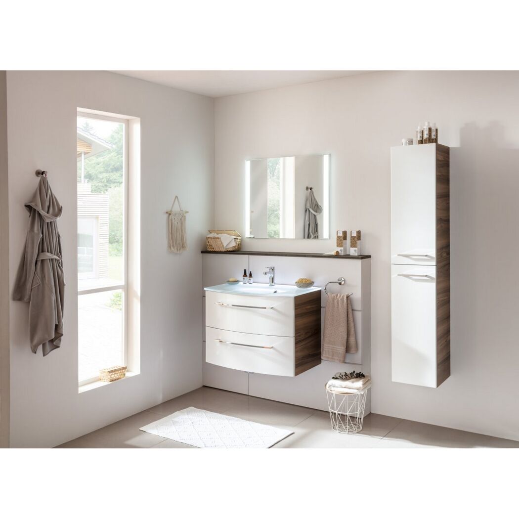 Modernes Badezimmer mit weißen und braunen Möbeln