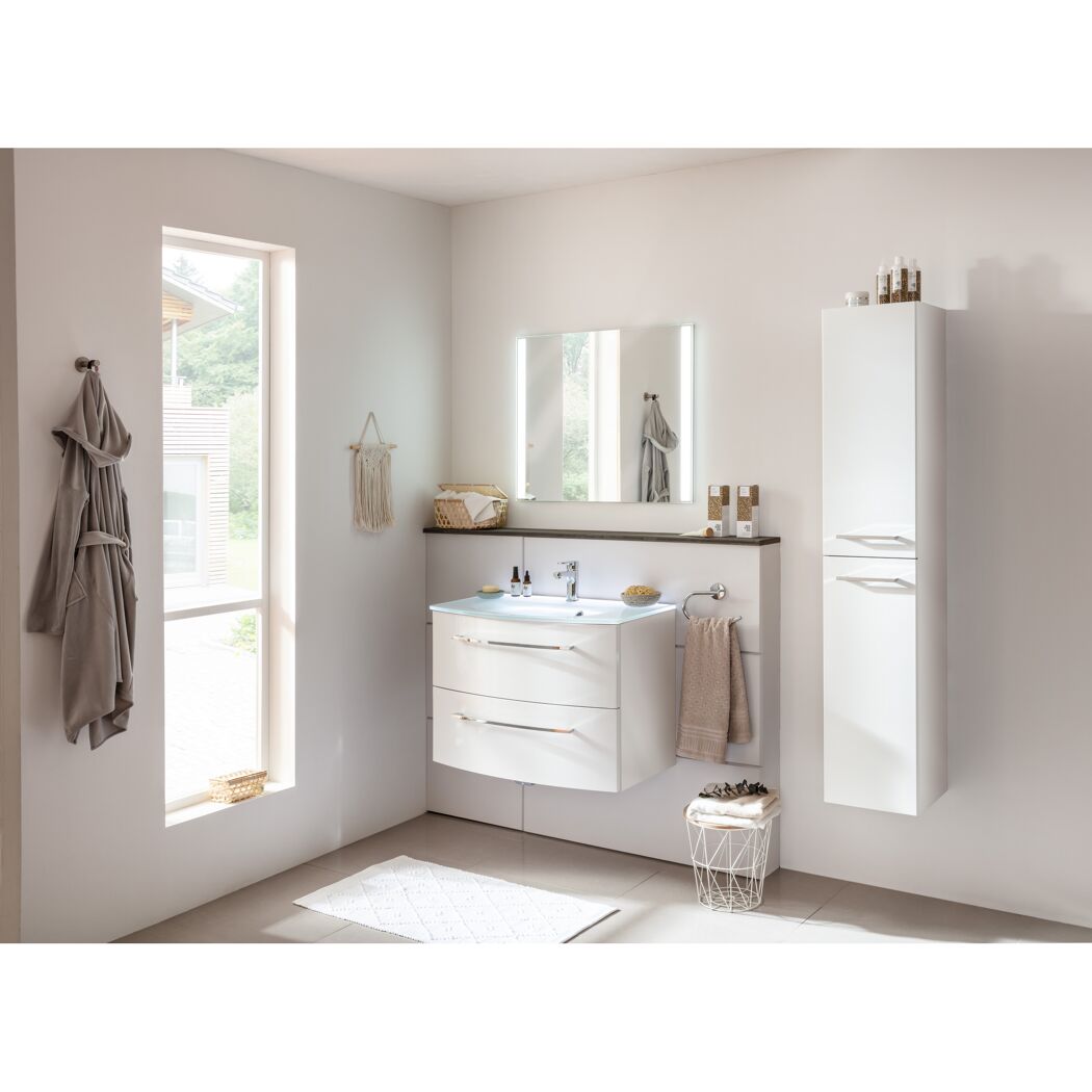 Modernes Badezimmer mit weißen Badmöbeln