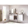 Modernes Badezimmer mit weißen und braunen Möbeln