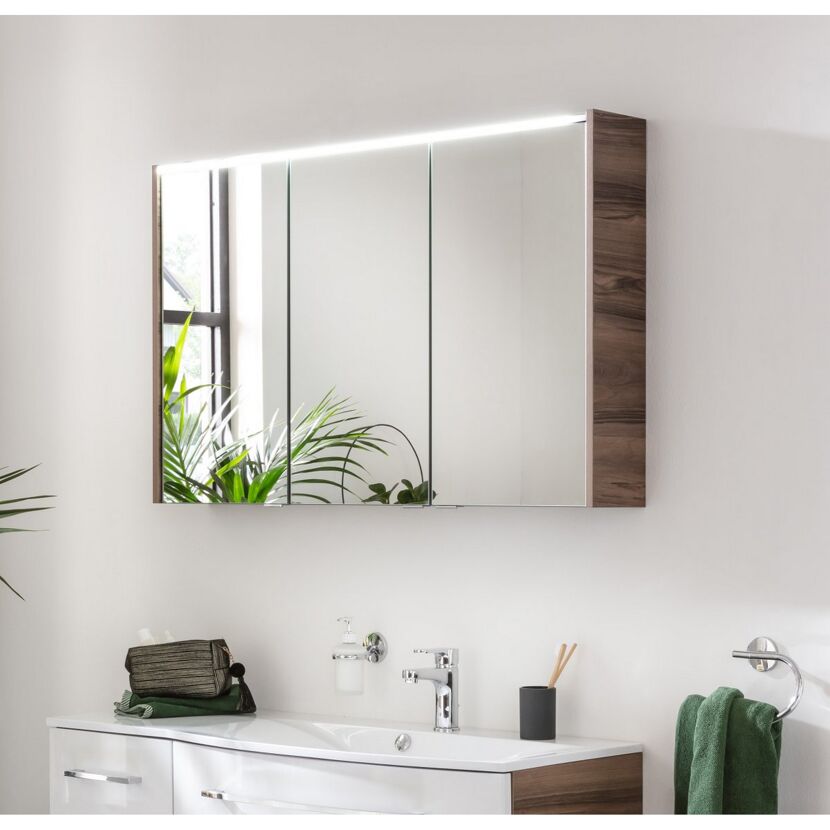 Badezimmerspiegel mit Beleuchtung und Spiegelschrank