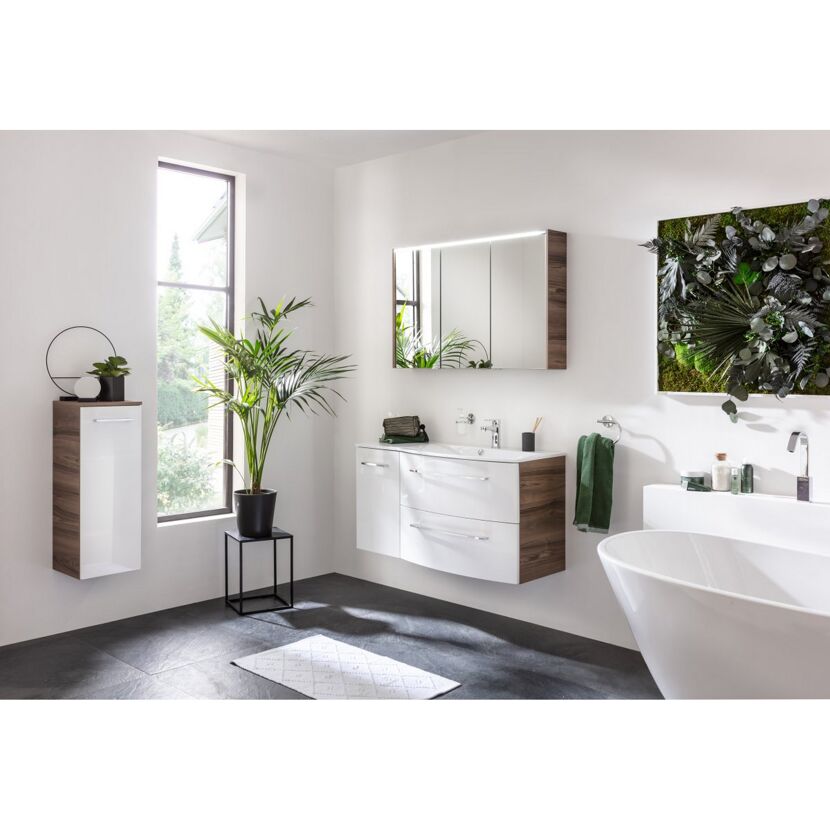 Modernes Badezimmer mit weißen Möbeln und Dekopflanzen.