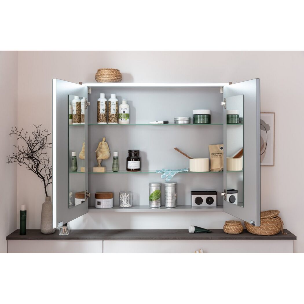 Badezimmerschrank mit Spiegel und Pflegeprodukten
