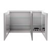 Geöffneter Spiegelschrank mit Glaseinlegeböden.