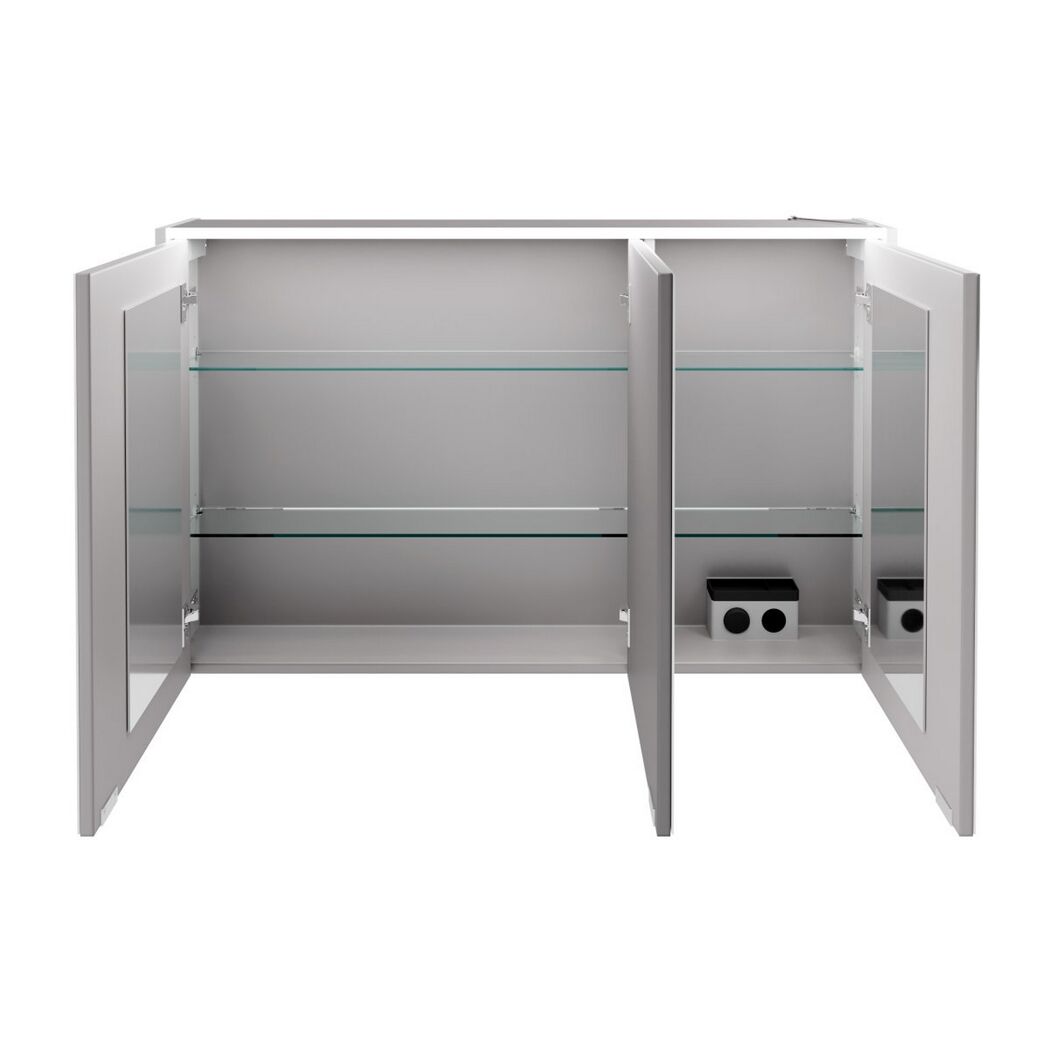 Geöffneter Spiegelschrank mit Glaseinlegeböden.