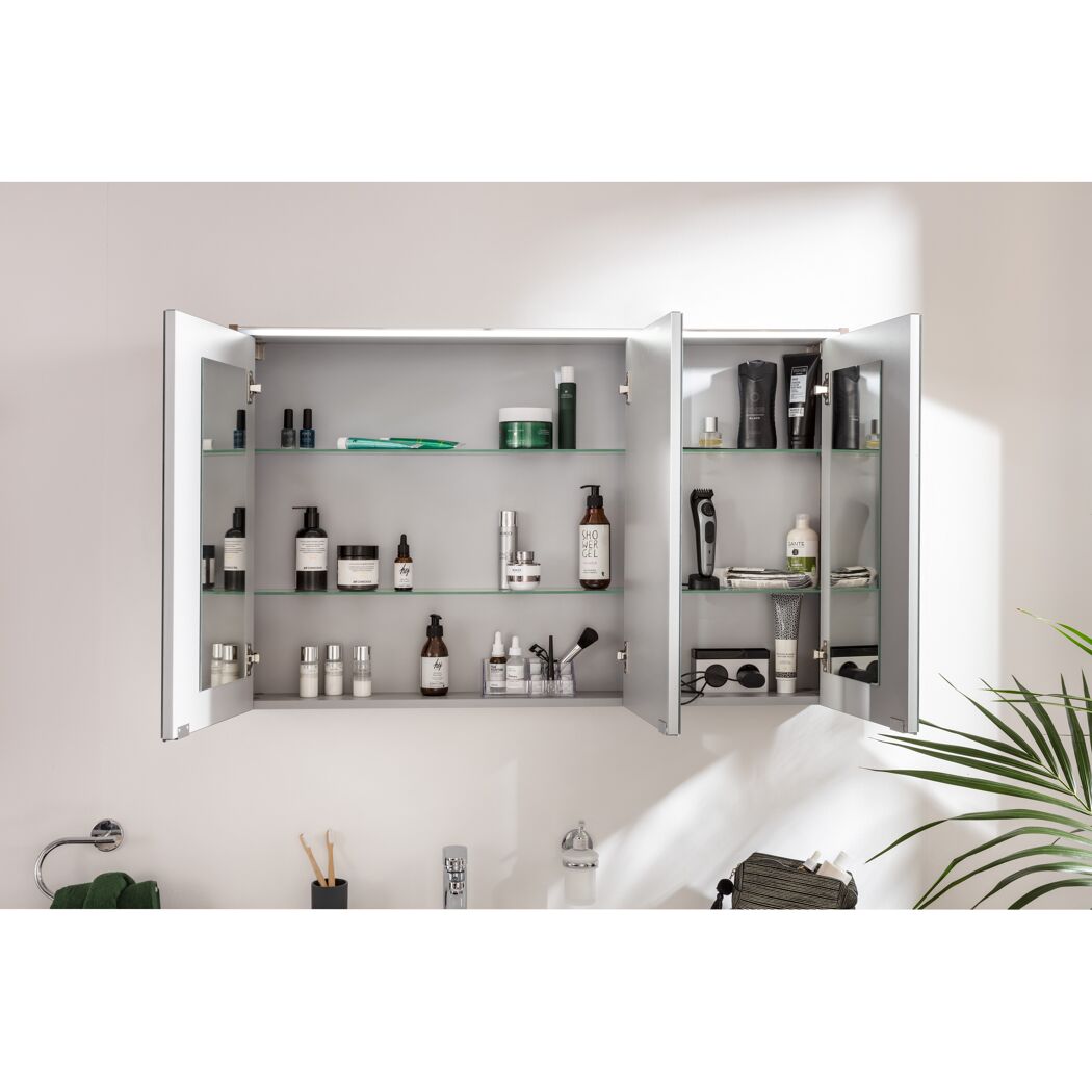 Geöffneter Spiegelschrank mit Hygieneartikeln