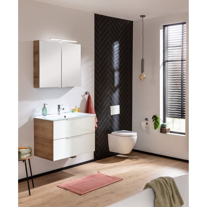 Modernes Badezimmer mit weißen und Holzmöbeln