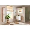 Modernes Badezimmer mit Waschbecken und Spiegelschrank