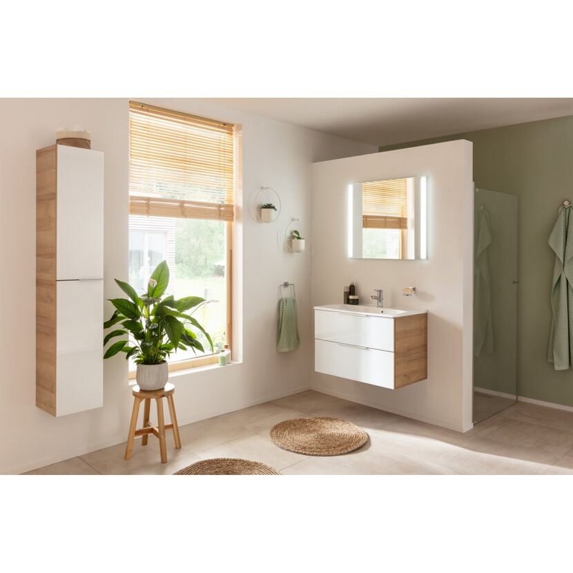 Modernes Badezimmer mit Waschbecken und Spiegelschrank