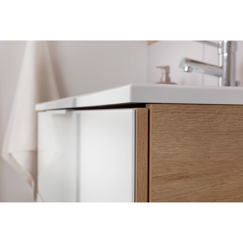 Weißer Waschbeckenunterschrank mit Holzdekor