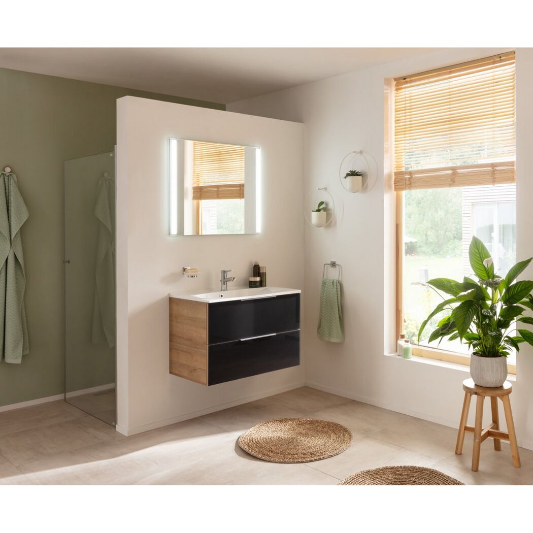 Modernes Badezimmer mit Waschbeckenunterschrank und Spiegel.
