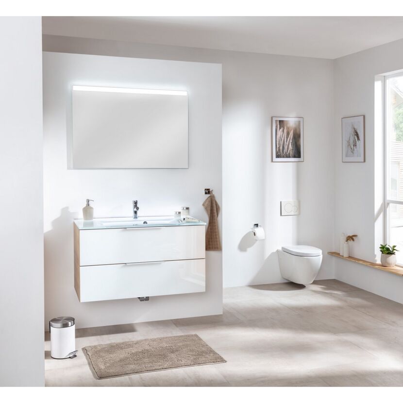Modernes Badezimmer mit weißem Waschbecken und Toilette