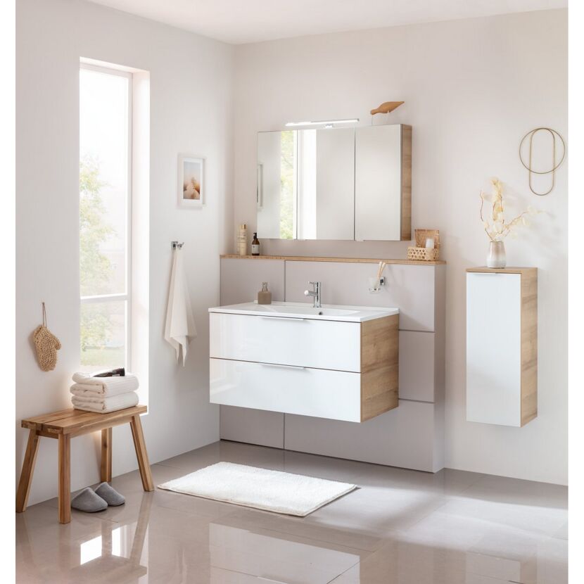 Modernes Badezimmer mit weißen und Holzmöbeln.