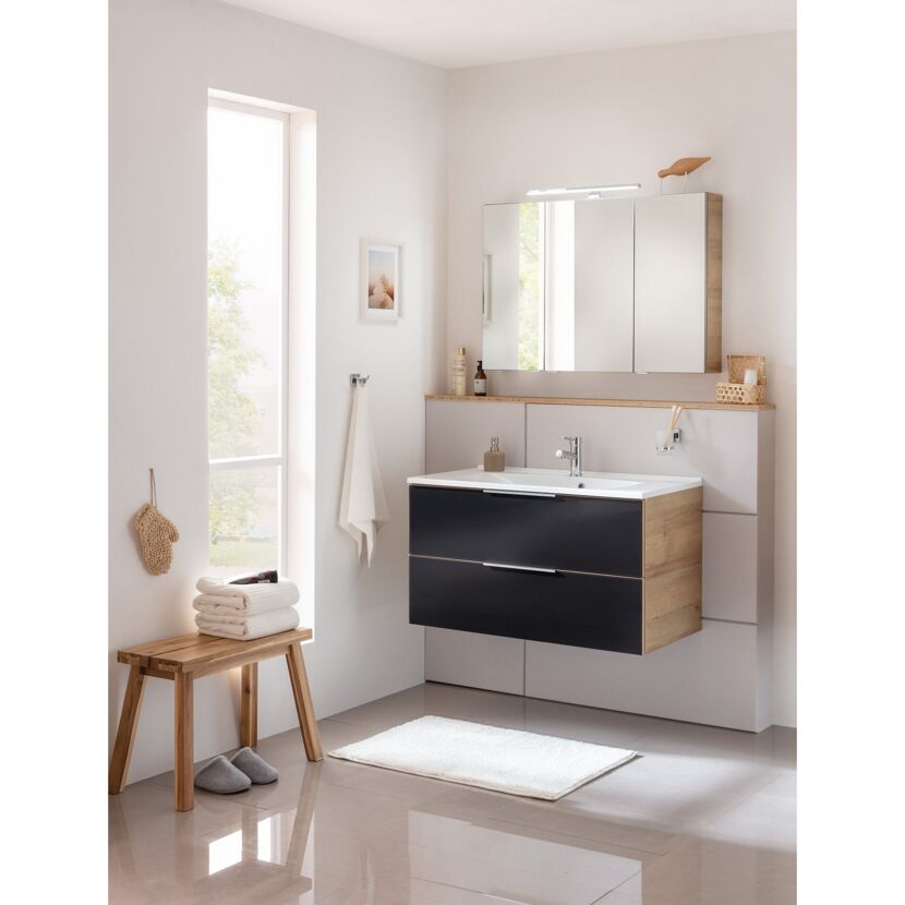 Modernes Badezimmer mit Waschtisch und Spiegelschrank